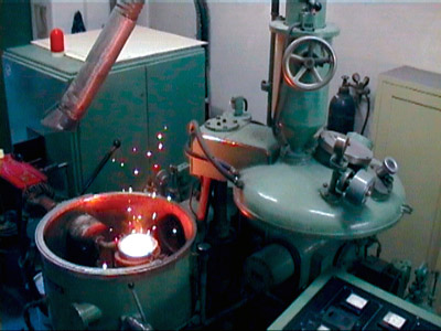 真空熔(rong)煉過程(cheng)進行中(zhong)